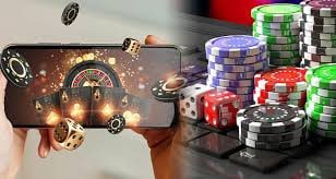ibet789link ကတ်ဂိမ်းများ စတင်ကစားနည်း — Myanmar ကစားသမား mobile phone ဖြင့် online card games ကစားနေသော မြင်ကွင်း